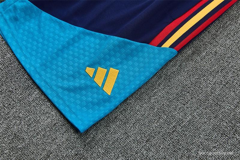 26/27 قميص أزرق داكن متعدد الألوان بخطوط مائلة وأكمام قصيرة + شورت كرة قدم