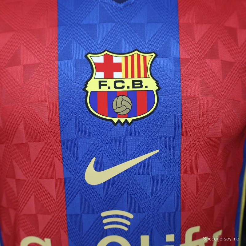 قميص اللاعب نسخة 26/27 لفريق برشلونة، قميص المباراة الرئيسية باللونين الأحمر والأزرق المخطط