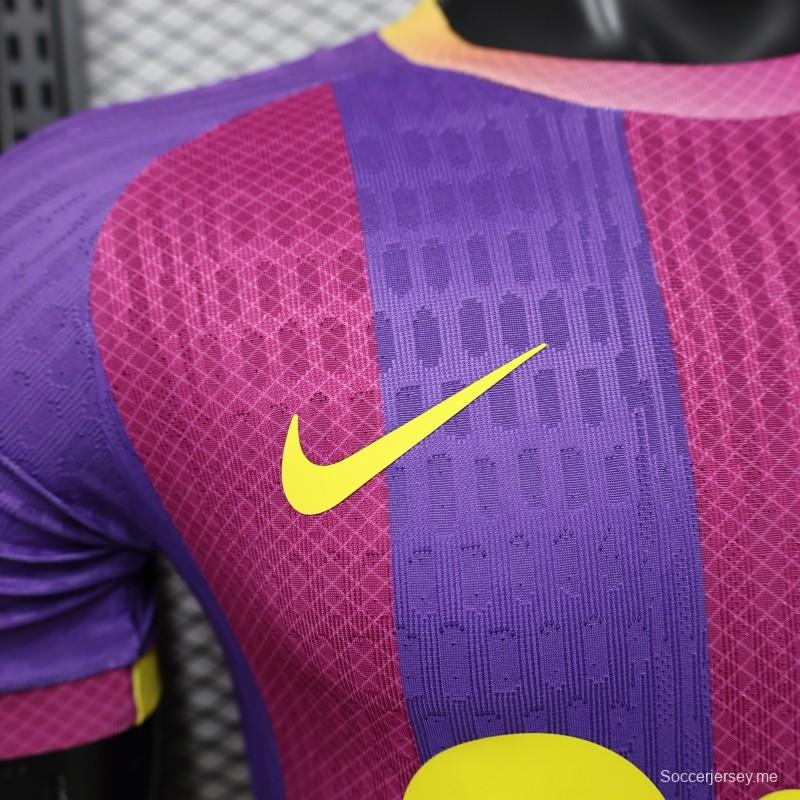 قميص اللاعب الإصدار 26/27 لفريق برشلونة الثالث بخطوط أرجوانية ووردية وصفراء