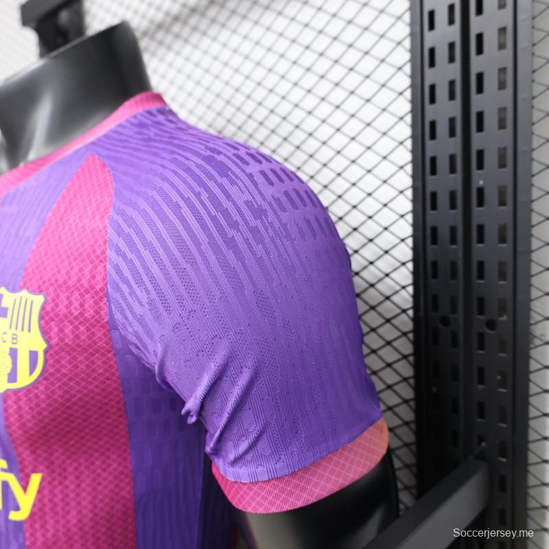 قميص اللاعب الإصدار 26/27 لفريق برشلونة الثالث بخطوط أرجوانية ووردية وصفراء