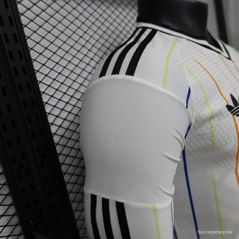 قميص لاعب طويل الأكمام من الإصدار 2026، الإصدار الخاص باليابان، باللون الأبيض مع خطوط رفيعة بألوان قوس قزح