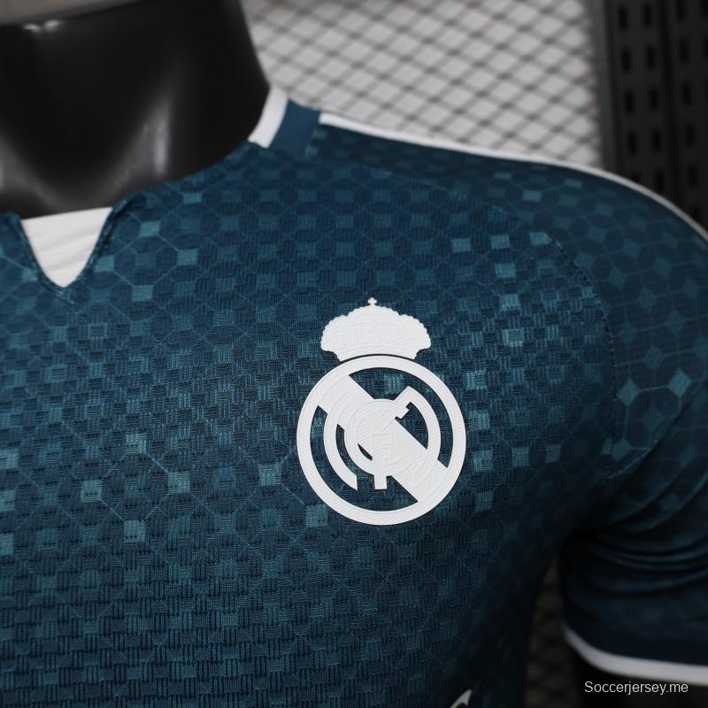 قميص ريال مدريد للعب خارج أرضه للموسم 2026/2027 باللون الأزرق المخضر