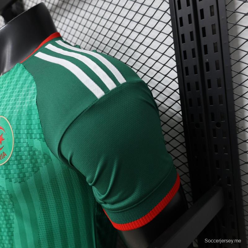 قميص اللاعب نسخة 26/27 للمنتخب الجزائري خارج أرضه باللون الأخضر مع خطوط عمودية بلون متناسق
