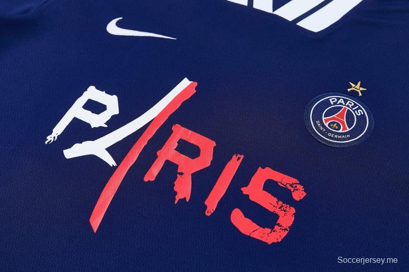 26/27 باريس سان جيرمان - أزرق داكن مع كلمة "PARIS" وبرج إيفل - بدلة رياضية بأكمام قصيرة + بنطال طويل