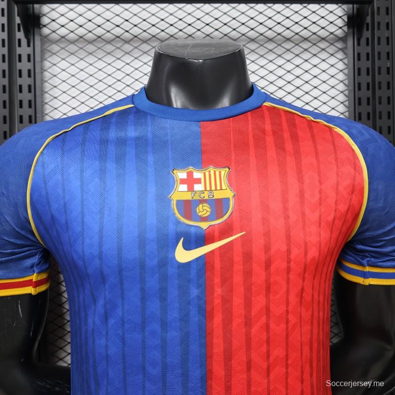 قميص اللاعب إصدار 26/27 لفريق برشلونة باللون الأزرق الملكي والأحمر القرمزي بخطوط عمودية  إصدار خاص