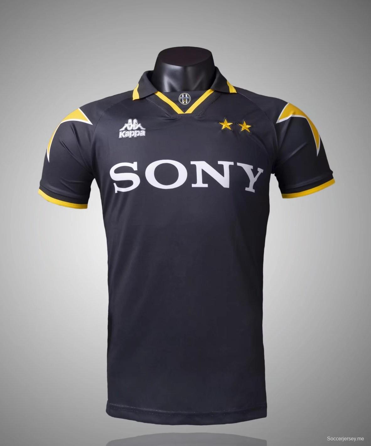 قميص كرة القدم ريترو 95/97 يوفنتوس خارج ملعبه
