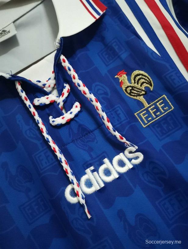 قميص منتخب فرنسا 1996 ريترو 1996 مع رقعة على قميص منتخب فرنسا مع رقعة على قميص منتخب فرنسا

