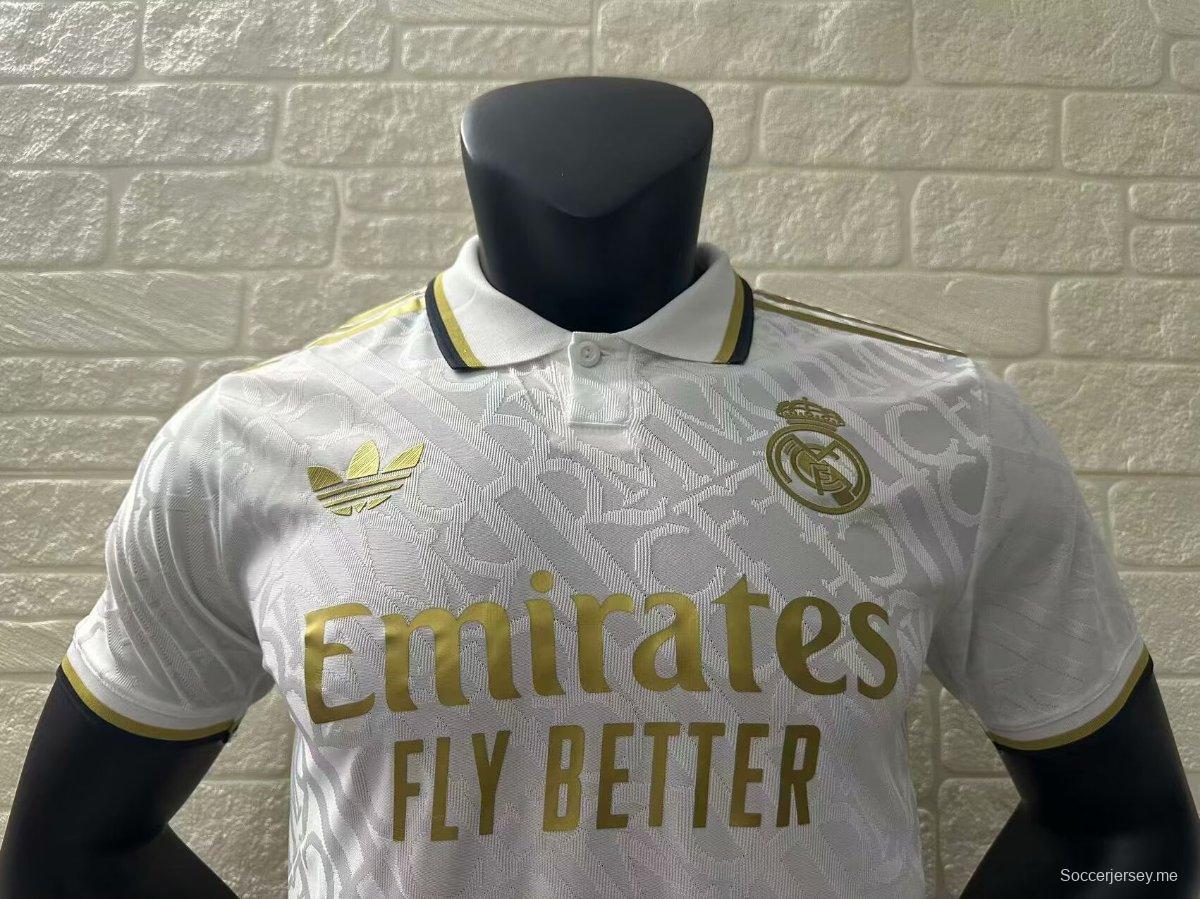 نسخة اللاعب 24/25 قميص ريال مدريد الأبيض الخاص قبل المباراة

