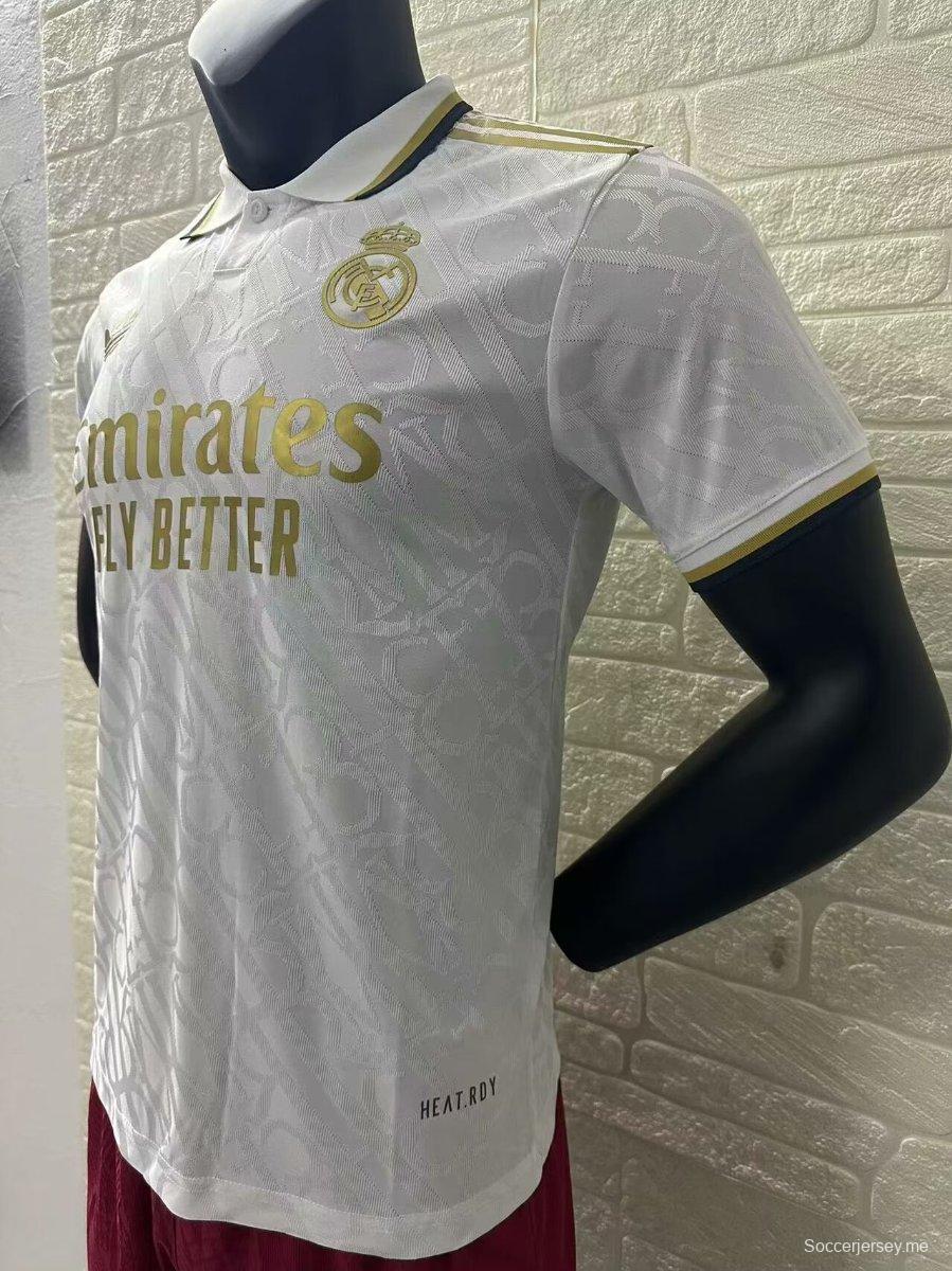 نسخة اللاعب 24/25 قميص ريال مدريد الأبيض الخاص قبل المباراة
