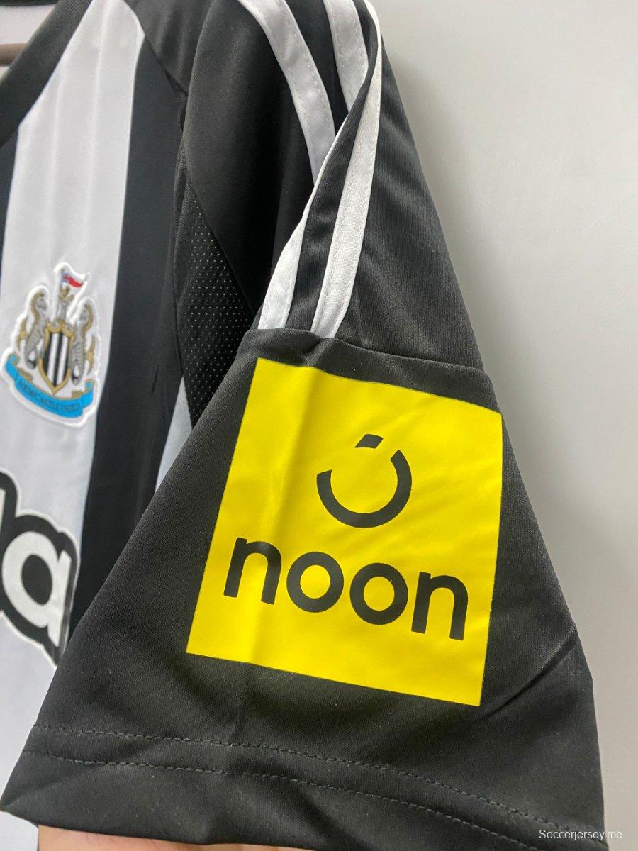 24/25 قميص نيوكاسل يونايتد في نهائي كأس رابطة الأندية الأوروبية لكرة القدم ضد ليفربول على أرضه