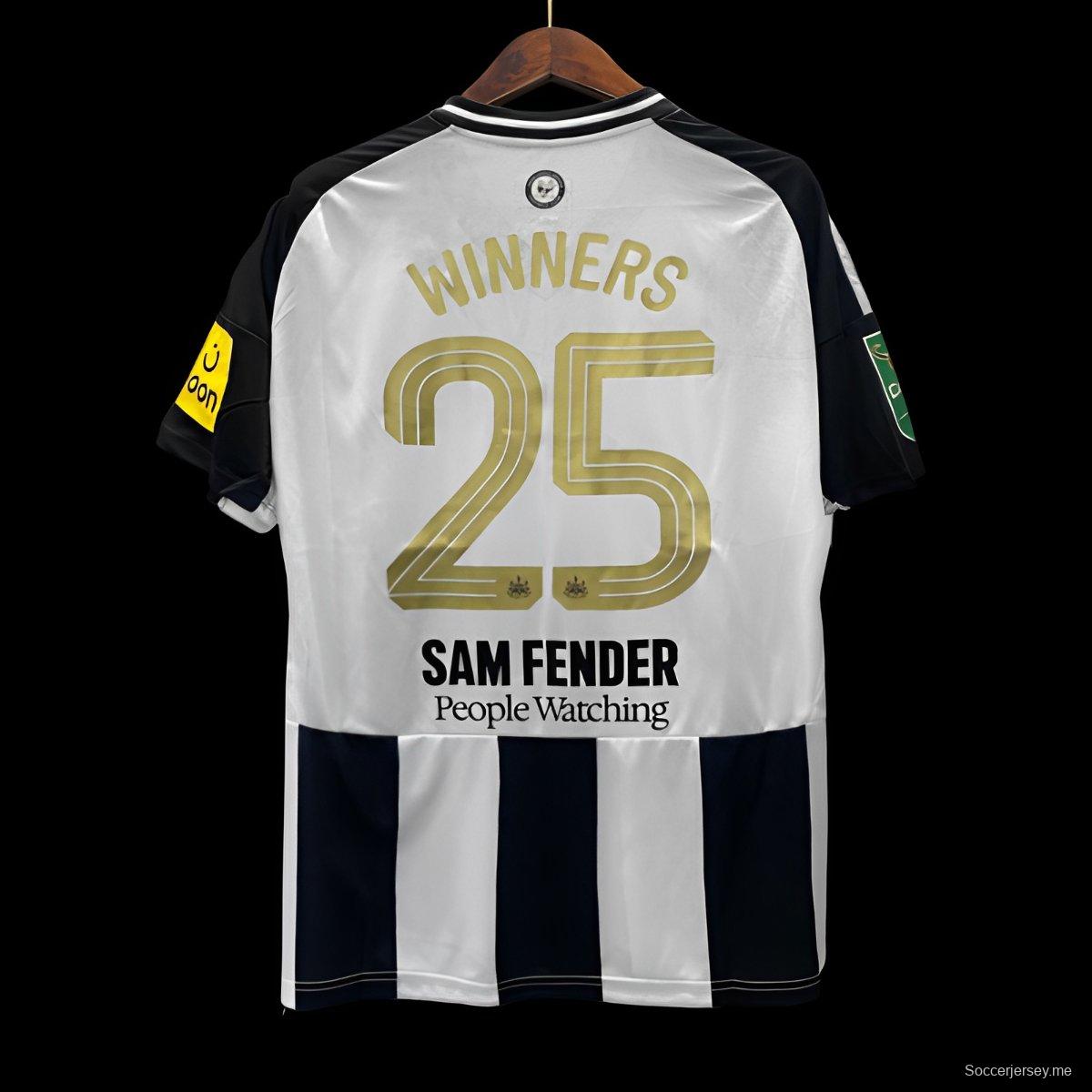 24/25 قميص نيوكاسل يونايتد في نهائي كأس رابطة الأندية الأوروبية لكرة القدم ضد ليفربول على أرضه