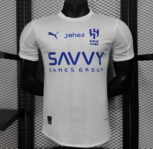إصدار اللاعب 25/26 قميص الهلال خارج أرضه أبيض بتفاصيل زرقاء مع قميص راعي مجموعة سافي للألعاب
