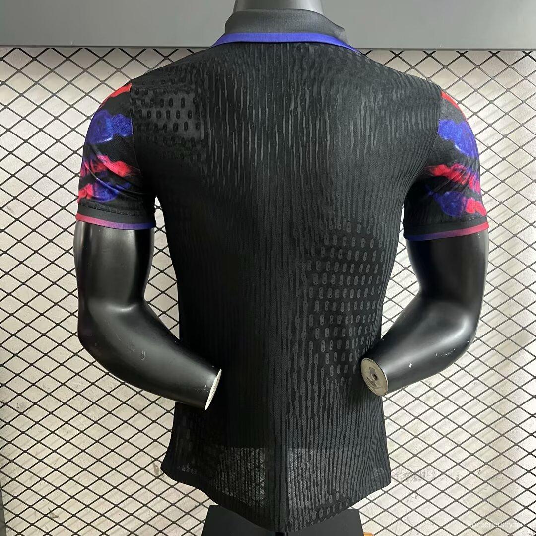 نسخة اللاعب 25/26 من قميص نادي برشلونة أسود بتصميم كسر أحمر وأزرق بتصميم كسر أحمر وأزرق