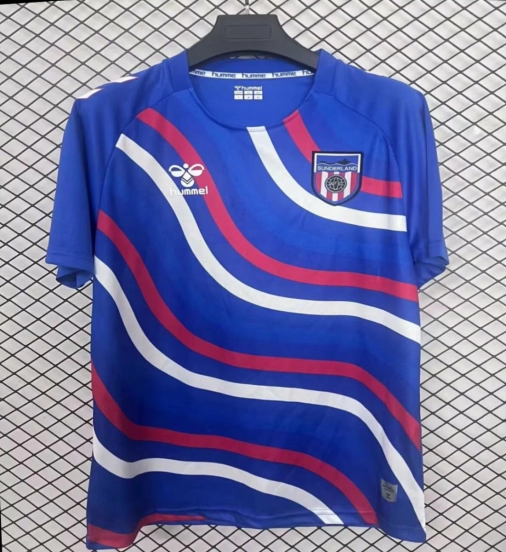 25/26 قميص سندرلاند أزرق بخطوط موجية متدفقة قبل المباراة