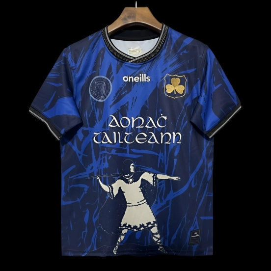 25/26 قميص تيبيراري GAA أزرق مع صورة ظلية للمحارب ونقشة مجردة