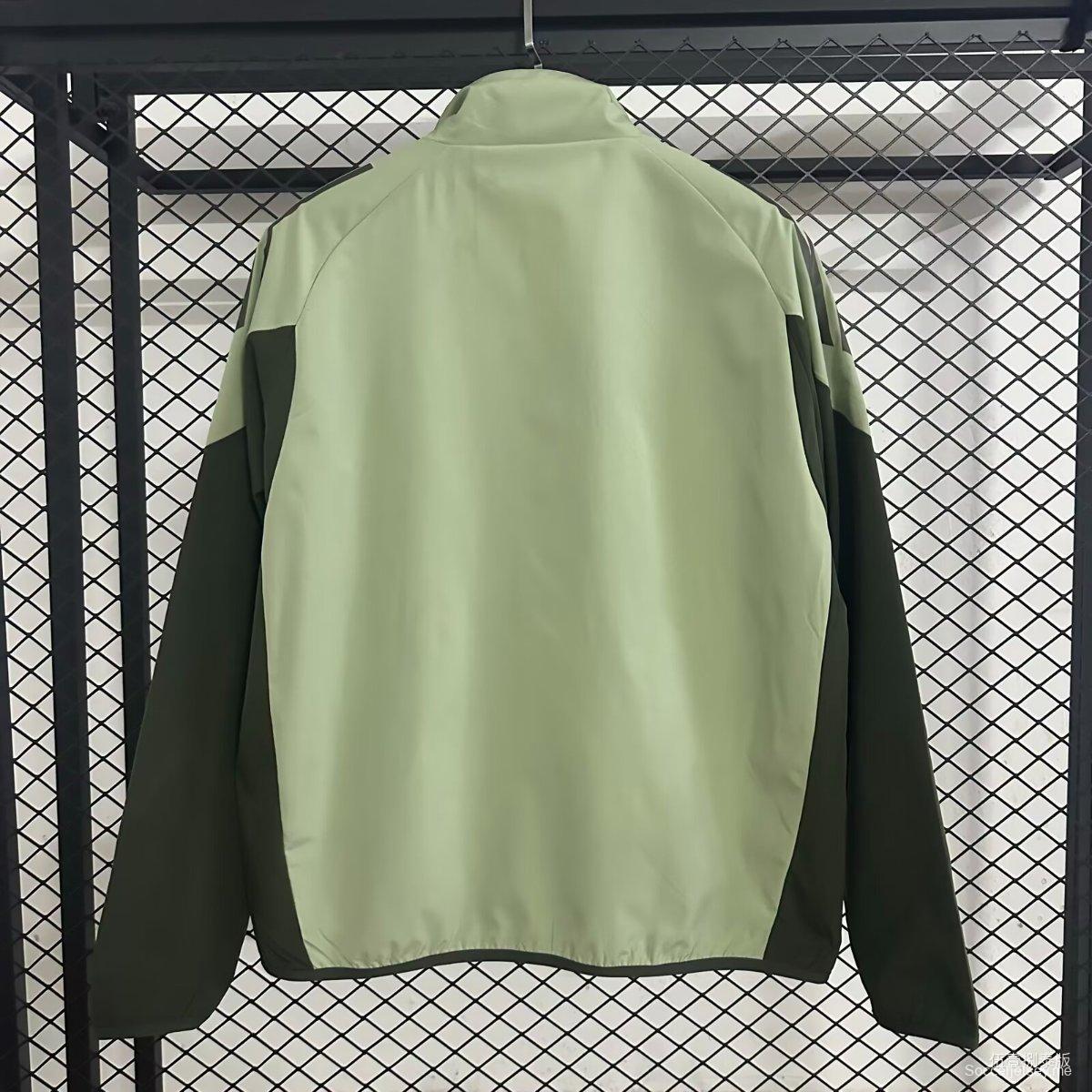 25/26 ريال مدريد سترة واقية من الرياح باللون الأخضر الفاتح والرمادي بسحاب كامل