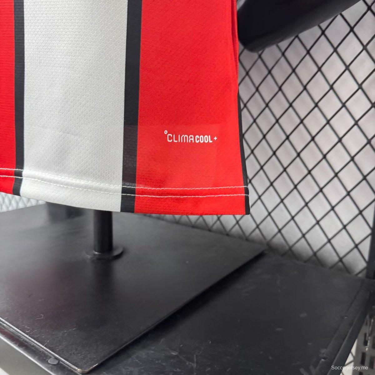 لاعب الإصدار 26/27 قميص ريفر بليت خارج أرضه