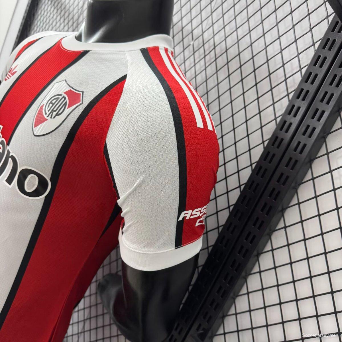 لاعب الإصدار 26/27 قميص ريفر بليت خارج أرضه