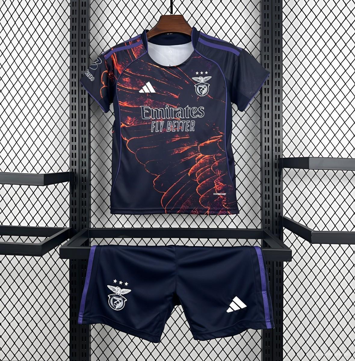 الزي الرابع لفريق بنفيكا للأطفال لموسم 2025/2026