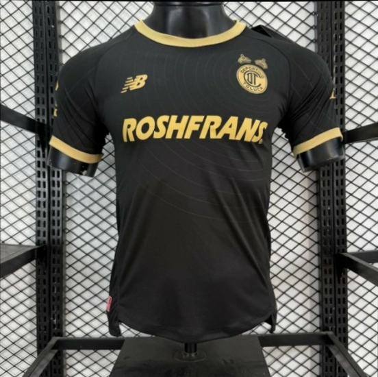 قميص ديبورتيفو تولوكا لكرة القدم (إصدار اللاعبين 26/27) من نيو بالانس للعب خارج أرضه باللونين الأسود والذهبي