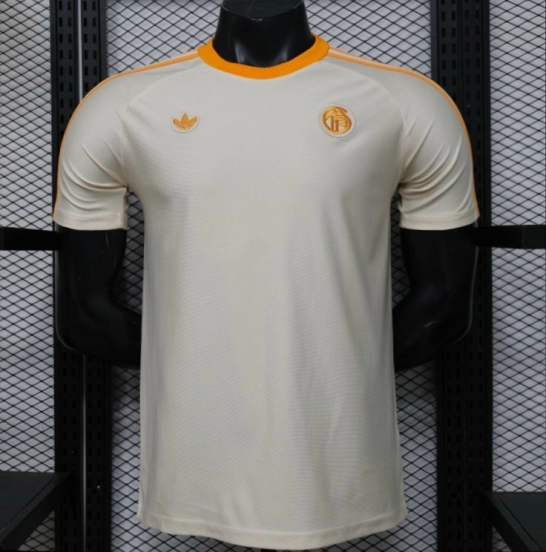 قميص لاعب بايرن ميونيخ طراز 26/27 باللونين الكريمي والأبيض، إصدار كلاسيكي من عام 1990، بأكمام قصيرة