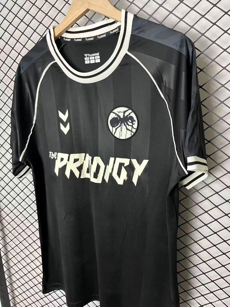 26/27 قميص كرة القدم من The Prodigy × Hummel، إصدار محدود، باللونين الأسود والأبيض