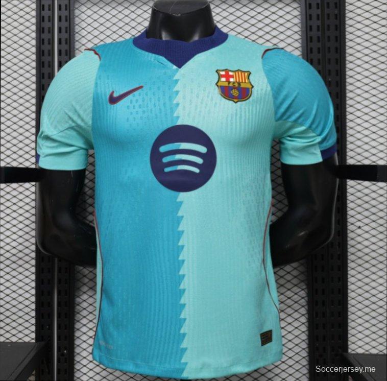 القميص الثالث لفريق لاعبي برشلونة للموسم 2026/2027 باللونين الأزرق المخضر والأزرق المائي
