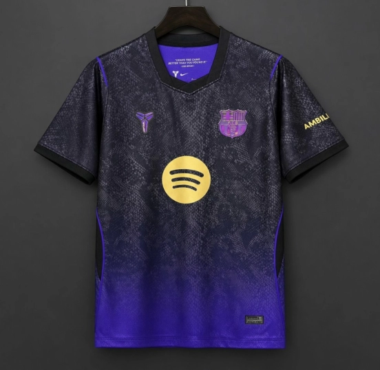 26/27 قميص برشلونة خارج أرضه "Purple Mamba" باللونين الأرجواني والأسود