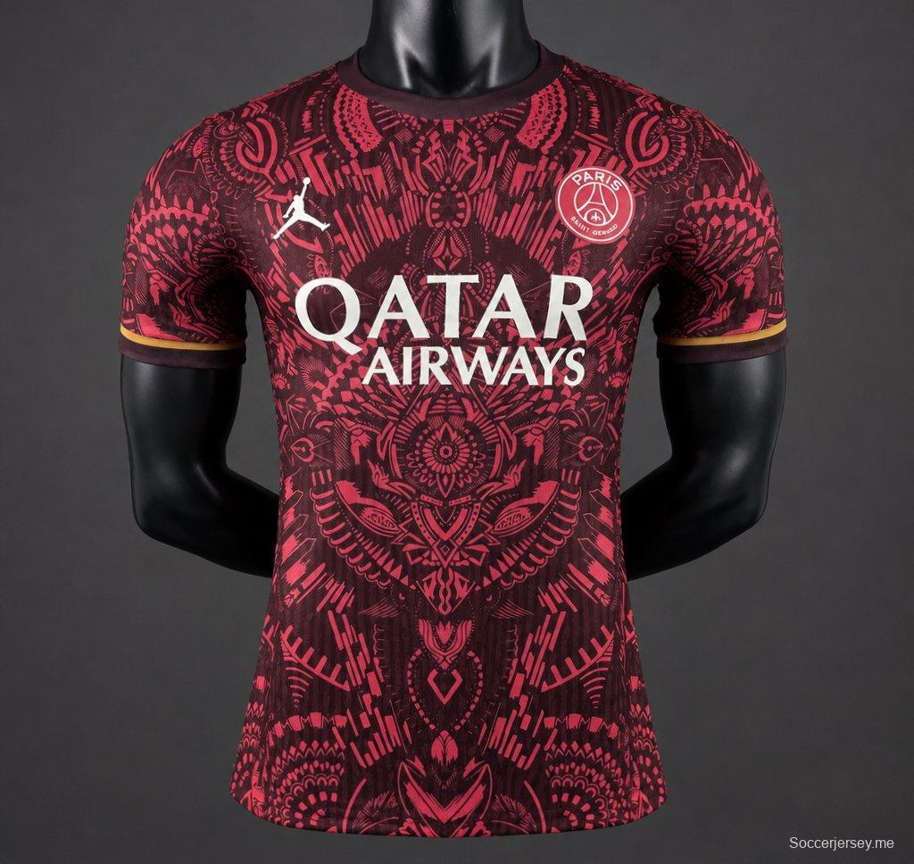 قميص اللاعب الإصدار 26/27 لباريس سان جيرمان باللون الأحمر الداكن بنمط قبلي، إصدار خاص