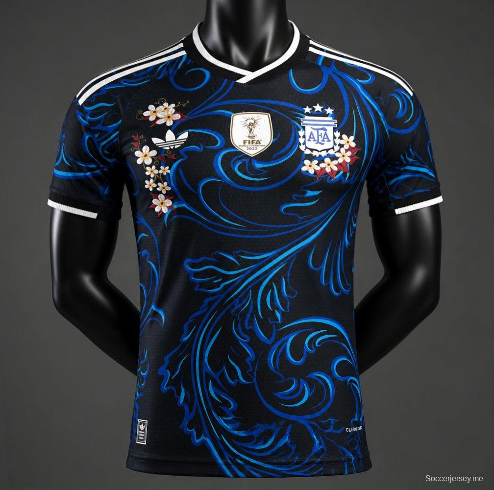 قميص لاعب خاص باللون الأبيض الفاتح من إصدار «Floral Edition» للمنتخب الأرجنتيني خارج أرضه، إصدار 2026