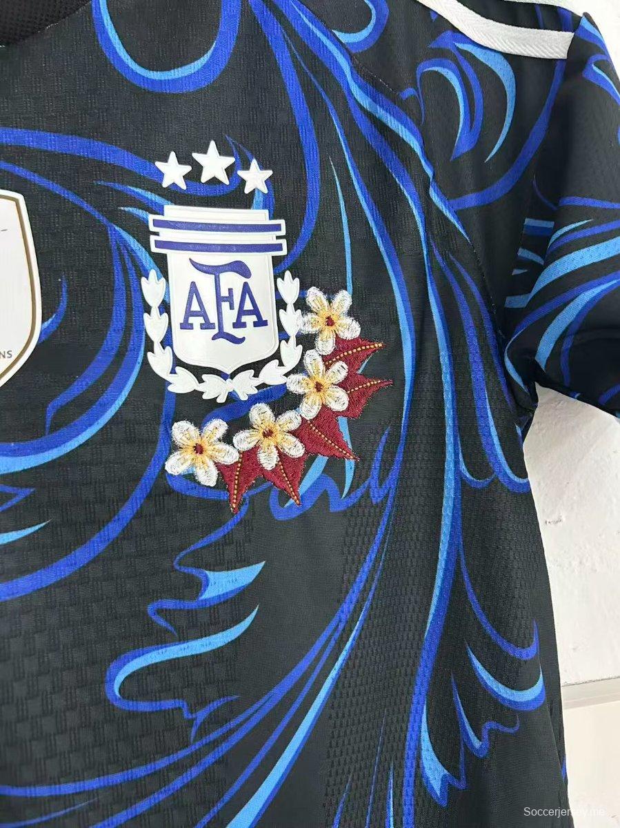 قميص لاعب خاص باللون الأبيض الفاتح من إصدار «Floral Edition» للمنتخب الأرجنتيني خارج أرضه، إصدار 2026